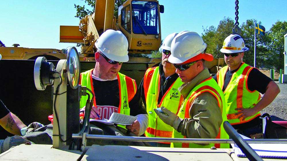 grupp med kranförare vid mobilkran